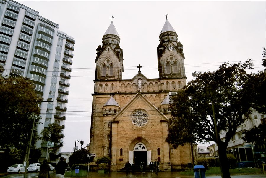 Catedral Diocesana de Lages, no Centro da cidade, ao lado de edifícios residenciais