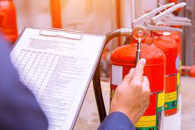 Engenheiro realizando checklist técnico de documentação em vistoria de segurança contra incêndio