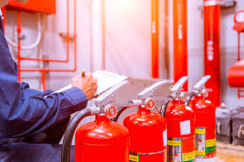 Engenheiro conferindo checklist técnico de conformidade antes da vistoria do CBMSC
