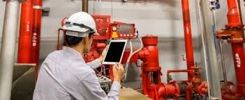 Engenheiro revisando projeto técnico de sistemas preventivos contra incêndio em tablet