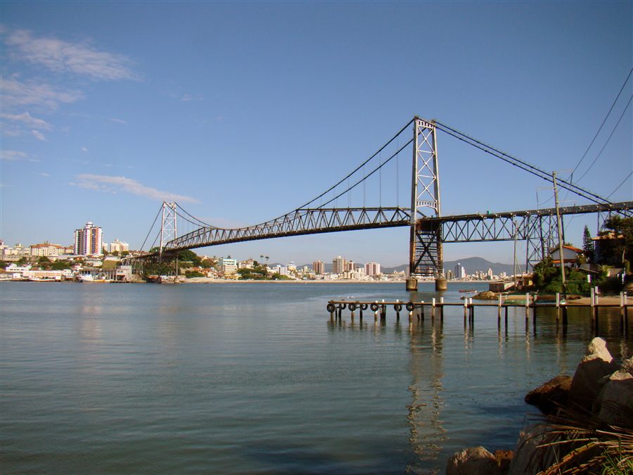 Ponte Hercílio Luz, principal cartão-postal de Florianópolis, com o centro da cidade ao fundo