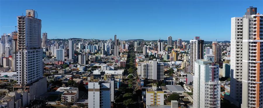 Vista aérea do centro de Chapecó, SC, com prédios residenciais e comerciais